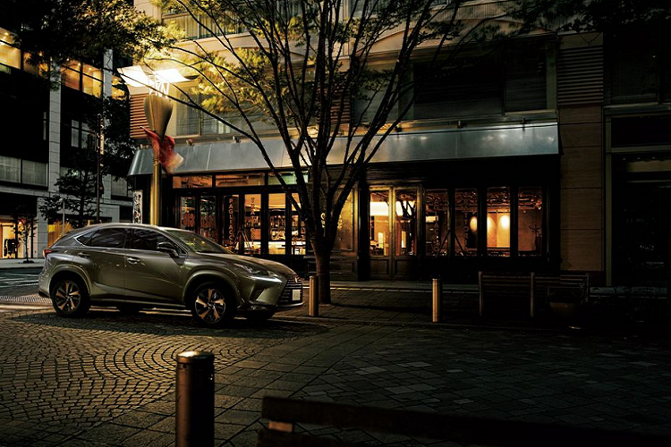 Bắt đầu với chiếc Lexus NX Bronze Edition mới, mẫu xe được phát triển dựa trên chiếc NX 300 ‘I package’, kết hợp màu sơn Sonic Titanium Metallic với bộ mâm nhôm 18-inch màu đồng, kiến tạo nên một hiệu ứng cực kỳ ấn tượng. Các nét độc đáo trên ngoại hình còn đến từ cụm lưới tản nhiệt sơn đen đầy nam tính và các vòm bánh trùng màu ngoại thất.