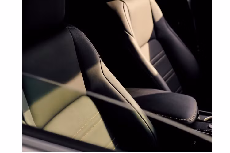 Về giá xe Lexus NX Bronze Edition sẽ được bán ra từ 4.900.000 yên Nhật (khoảng 1,037 tỷ đổng) cho biến thể dẫn động FWD và 5.165.000 yên (1,093 tỷ VNĐ) cho phiên bản AWD.