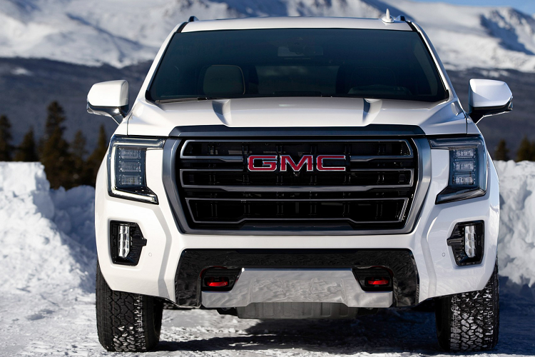  GMC Yukon thế hệ mới nổi bật với phong cách thiết kế mạnh mẽ đậm chất SUV, Yukon 2021 chia sẻ một phần thiết kế với dòng bán tải Sierra với lưới tản nhiệt cỡ lớn nổi bật, nằm bên cạnh đèn pha hình tạo chữ “C” với đèn LED chạy ban ngày tích hợp.
