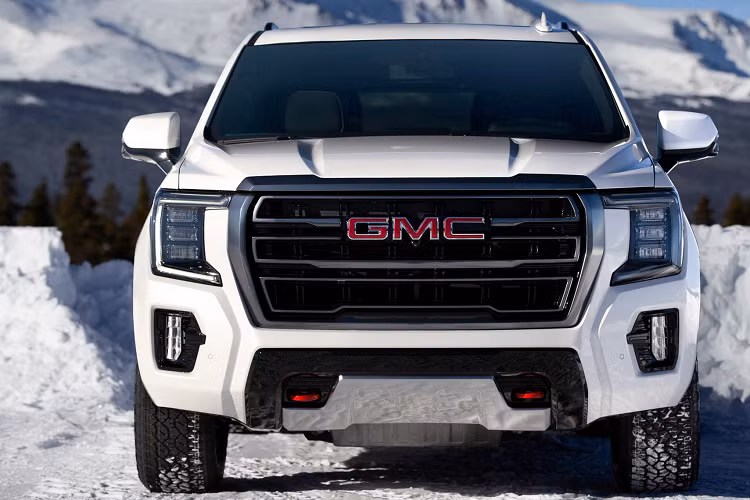  GMC Yukon thế hệ mới nổi bật với phong cách thiết kế mạnh mẽ đậm chất SUV, Yukon 2021 chia sẻ một phần thiết kế với dòng bán tải Sierra với lưới tản nhiệt cỡ lớn nổi bật, nằm bên cạnh đèn pha hình tạo chữ “C” với đèn LED chạy ban ngày tích hợp.