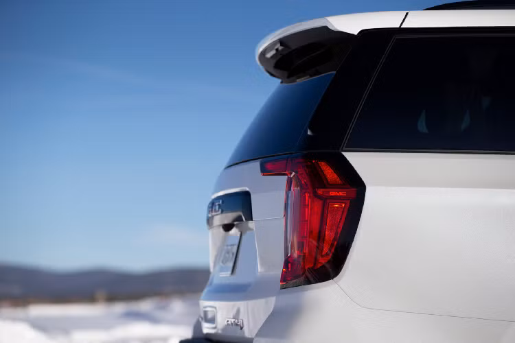 GMC Yukon thế hệ mới sở hữu chiều dài cơ sở dài hơn gần 127 mm và chiều dài tổng thể tăng 155 mm so với “người tiền nhiệm”, nhờ đó cung cấp thêm khoảng trống cho cabin và hàng ghế thứ ba. Yukon XL hiện tại là chiếc SUV rộng rãi nhất của GMC nhờ chiều dài cơ sở tăng 104mm so với thế hệ trước đó.