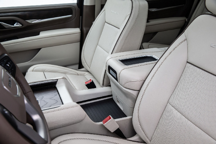 Khi lái xe trên đường cao tốc hoặc đi ở tốc độ cao, hệ thống sẽ tự động hạ thấp chiều cao đi xe của Yukon khoảng 20 mm để cải thiện tính khí động học và tiết kiệm nhiên liệu.