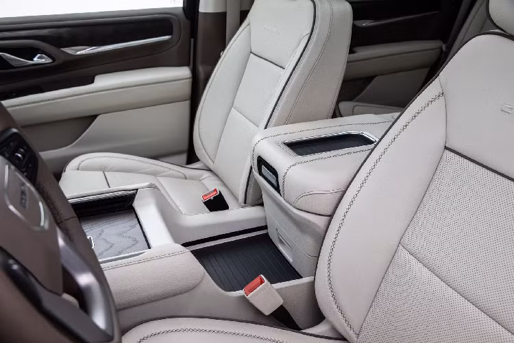 Khi lái xe trên đường cao tốc hoặc đi ở tốc độ cao, hệ thống sẽ tự động hạ thấp chiều cao đi xe của Yukon khoảng 20 mm để cải thiện tính khí động học và tiết kiệm nhiên liệu.