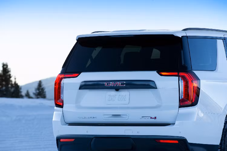 Dòng Yukon thế hệ mới được bán ra tổng cộng 02 phiên bản gồm: Tiêu Chuẩn và XL. Trong đó, Yukon phiên bản tiêu chuẩn sở hữu chiều dài cơ sở 3.070mm (+125mm) và chiều dài tổng thể 5.335mm (+155mm; so với thế hệ trước đó). Phiên bản Yukon XL 3.406mm và chiều dài tổng thể 5.720mm. Kích thước của Yukon XL dài hơn đáng kể so với phiên bản tiêu chuẩn.