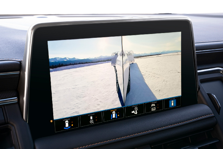 Động cơ của GMC Yukon 2021 được chia sẻ chung với Suburban và Tahoe thế hệ mới. Tương tự Suburban và Tahoe, GMC Yukon sở còn cung cấp hệ thống treo khí nén thích ứng “Air Ride Adaptive Suspension” cân bằng tải trọng và nâng khoảng sáng gầm thêm 100mm.