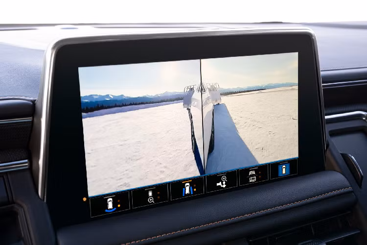 Động cơ của GMC Yukon 2021 được chia sẻ chung với Suburban và Tahoe thế hệ mới. Tương tự Suburban và Tahoe, GMC Yukon sở còn cung cấp hệ thống treo khí nén thích ứng “Air Ride Adaptive Suspension” cân bằng tải trọng và nâng khoảng sáng gầm thêm 100mm.