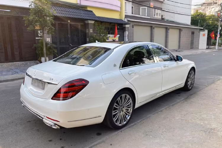 Hy vọng đây là một gợi ý dành cho các bác đang muốn sở hữu một chiếc sedan hạng cỡ lớn đã qua sử dụng để tiết kiệm chi phí, bên cạnh ngoại thất đẹp mắt của dòng siêu sang. Tại thời điểm được giới thiệu, giá xe Mercedes-Benz S 450/ S450L Luxury 2018 có giá lần lượt: 4,199 và 4,759 tỷ đồng (hiện tại tăng 4,249 và 4,869 tỷ đồng). Trong khi đó, phiên bản S450 Maybach 4Matic hiện tại có giá 7,369 tỷ đồng.
