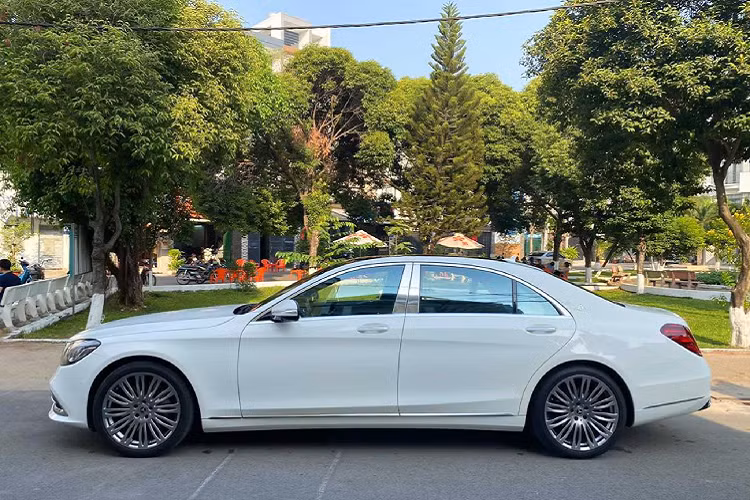 Mercedes-Benz S 450L bản được trang bị khá nhiều options hàng đầu như: cửa sổ trời Panoramic, đèn viền 64 màu, nội thất bọc da cao cấp, ghế ngồi massage + rèm điện,… Ngoại thất với cụm đèn pha Multi-Beam LED với 3 dải đèn chiếu sáng ban ngày – điểm đặc biệt dễ nhận biết của S-Class facelift, bên cạnh hệ thống treo khí nén AIRMATIC.