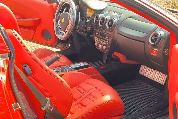 Chiếc siêu xe mui trần Ferrari F430 Spider này gây ấn tượng với bộ áo sơn màu đỏ truyền thống của hãng xe "ngựa chồm". Ngoài ra còn phải kể đến bộ mâm 5 chấu kép sơn màu bạc kết hợp kẹp phanh sơn màu đỏ đẹp mắt. Ngoài ra còn có các chi tiết sơn đen mang đến ngoại hình khoẻ khoắn hơn cho siêu xe mui trần này.