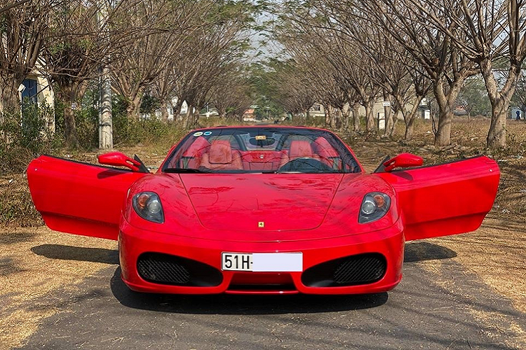 Chiếc siêu xe mui trần Ferrari F430 Spider mới cùng một ông chủ showroom siêu xe nổi tiếng tại Sài thành lên Đà Lạt từng có nhiều năm phủ bụi. Lý do là chiếc xe này nằm trong lô hàng của Dũng "mặt sắt" đã bị cảnh sát tịch thu và niêm phong vào 3 năm trước.