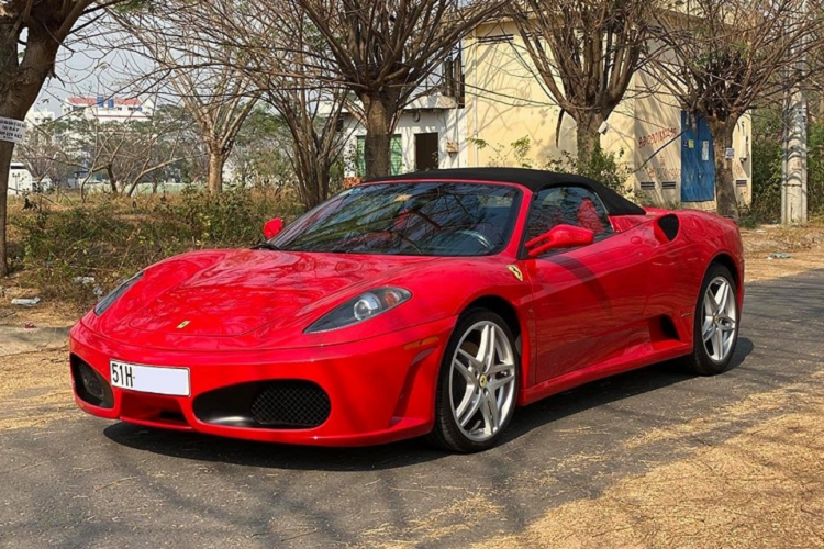 Sức mạnh động cơ được truyền tới bánh thông qua hộp số sàn 6 cấp. Nhờ trọng lượng chỉ 1.450 kg và động cơ mạnh mẽ, Ferrari F430 Spider có thể tăng tốc từ vị trí xuất phát lên 96 km/h trong thời gian chỉ 3,6 giây. Siêu xe mui trần Ferrari F430 Spider đạt vận tốc tối đa 300 km/h. Đối thủ của siêu xe mui trần Ferrari F430 Spider lúc mới ra mắt là Lamborghini Gallardo Spyder.