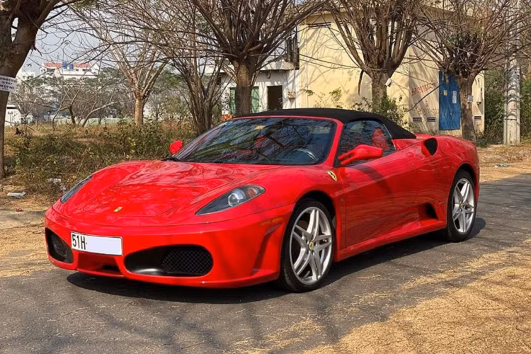 Sức mạnh động cơ được truyền tới bánh thông qua hộp số sàn 6 cấp. Nhờ trọng lượng chỉ 1.450 kg và động cơ mạnh mẽ, Ferrari F430 Spider có thể tăng tốc từ vị trí xuất phát lên 96 km/h trong thời gian chỉ 3,6 giây. Siêu xe mui trần Ferrari F430 Spider đạt vận tốc tối đa 300 km/h. Đối thủ của siêu xe mui trần Ferrari F430 Spider lúc mới ra mắt là Lamborghini Gallardo Spyder.