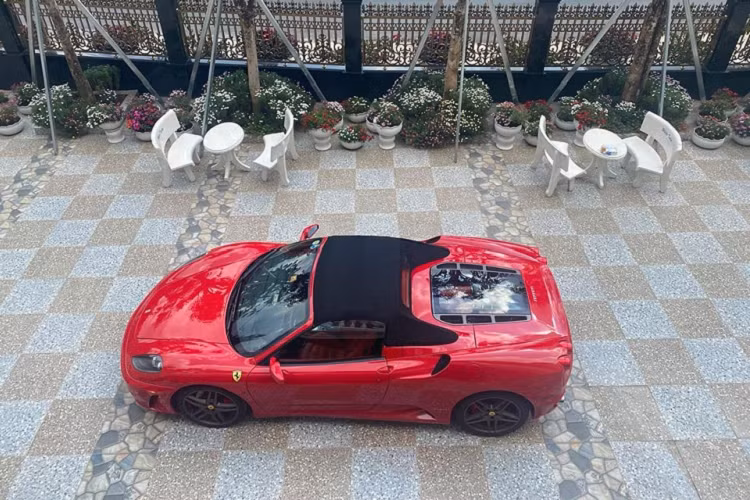 Khí hậu tại TP HCM và các tỉnh khác trong Nam đang vào mùa nắng nóng khiến không ít người thèm cảm giác được hưởng cái không khí se lạnh. Và chỉ có thành phố ngàn hoa của tỉnh Lâm Đồng mới đáp ứng được yêu cầu này. Không sử dụng máy bay để tiết kiệm thời gian, một chủ nhân của chiếc siêu xe mui trần Ferrari F430 Spider đã tự tay cầm lái siêu ngựa này từ Sài thành lên Đà Lạt.