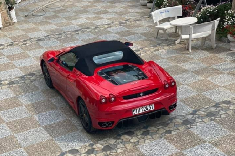 Quả thực, với khí hậu của Sài thành hiện tại thì việc lên Đà Lạt tránh nóng quả là phương án lý tưởng. Nhưng tuyệt hơn là trải nghiệm quãng đường hơn 300 km lên thành phố ngàn hoa bằng siêu ngựa Ferrari F430 Spider có lý lịch nổi tiếng nhất Việt Nam.