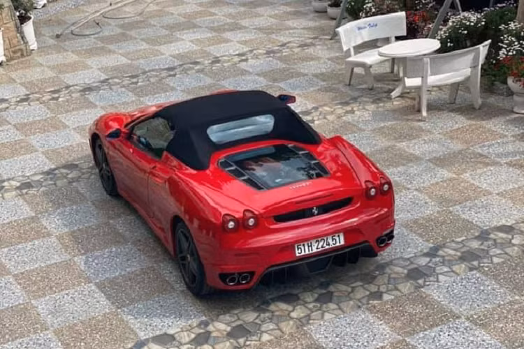 Quả thực, với khí hậu của Sài thành hiện tại thì việc lên Đà Lạt tránh nóng quả là phương án lý tưởng. Nhưng tuyệt hơn là trải nghiệm quãng đường hơn 300 km lên thành phố ngàn hoa bằng siêu ngựa Ferrari F430 Spider có lý lịch nổi tiếng nhất Việt Nam.