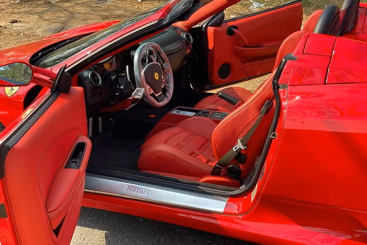 Riêng số lượng dòng siêu xe mui trần Ferrari F430 Spider tại Việt Nam không quá 5 chiếc. Nhưng rất hiếm chiếc nào mang ngoại và nội thất tông xuyệt tông màu đỏ như chiếc siêu xe Ferrari F430 Spider từng thuộc sở hữu của Dũng "mặt sắt". Nội thất đỏ mang đến cái nhìn "sexy" hơn cho mẫu siêu xe mui trần Ferrari F430 Spider này.