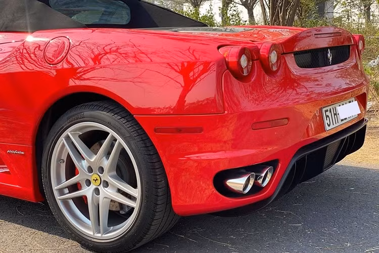 Chiếc siêu xe Ferrari F430 Spider từng phủ bụi nổi tiếng nhất Việt Nam nằm trong lô hàng xe của Dũng "mặt sắt" đã có ngoại hình rất long lanh và còn chủ nhân nâng cấp nhiều đồ chơi đắt giá khác cho xe khiến không ít bạn trẻ vui mừng vì "siêu ngựa" này đã thoát khỏi những năm tháng khổ ải để giờ đây có thể vi vu đến bất cứ cảnh đẹp nào ở dải đất hình chữ S.