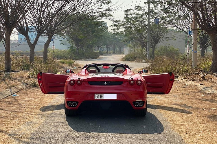 Để chiếc siêu xe mui trần Ferrari F430 Spider có ngoại hình đẹp mắt phải kể đến sự đầu tư rất công phu và tâm huyết của ông chủ công ty nhập khẩu tư nhân quận 5, Tp.HCM. Doanh nhân này mua bán khá nhiều mẫu siêu xe khủng tại Việt Nam nên đã quen với việc chăm sóc tốt nhất cho các "chiến mã" này. Ngoại thất xe được trả lại về màu sơn đỏ rất hiếu chiến.