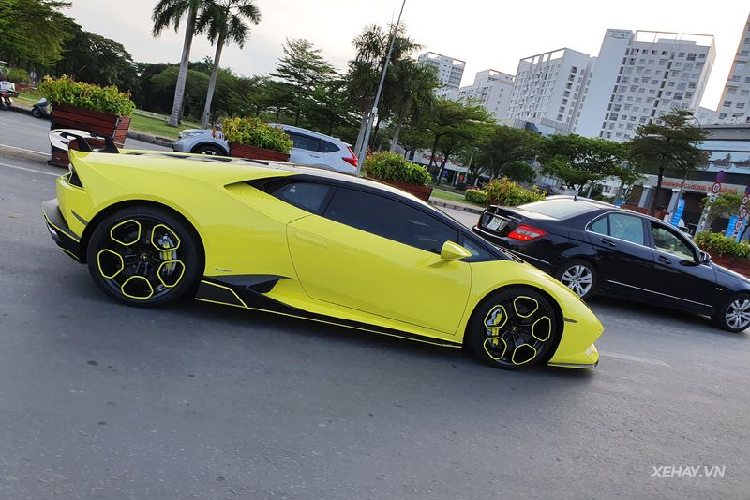 "Trái tim" của Lamborghini Huracan LP610-4 là khối động cơ hút khí tự nhiên 5,2 lít V10 phun nhiên liệu trực tiếp kết hợp công nghệ IDS, công suất 610 mã lực tại vòng tua máy 8.250 vòng/phút và mô-men xoắn cực đại 560 Nm tại 6.500 vòng/phút.