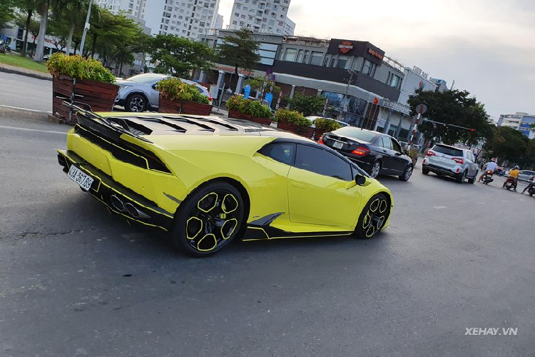 Về nguồn gốc, siêu phẩm Huracan độ Vorsteiner trong bài viết về nước hồi năm 2016, thông qua một đại lý nhập khẩu xe tư nhân. Ban đầu, chiếc xe có nước sơn ngoại thất màu da cam nổi bật. Sau đó, chủ xe đã quyết định trang bị cho xe gói độ Vorsteiner với tên đầy đủ là Vorsteiner Verona Edizione đặc biệt, cùng với đó là bộ cánh mới màu vàng chanh và hệ thống ống xả hàng hiệu Capristo.