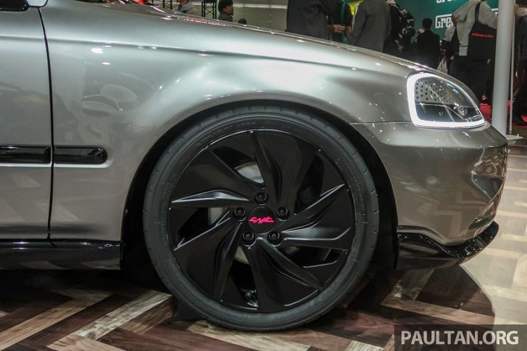 Bên sườn xuất hiện 2 nẹp màu đen bóng chạy theo chiều dài của thân xe. Trong khi đó, gương ngoại thất có thiết kế thanh mảnh và sắc sảo được dùng để thay thế loại nguyên bản. Riêng bộ vành hợp kim 17 inch của Honda Civic Cyber Night Japan Cruiser 2020 được bê từ mẫu xe Insight sang. Bộ vành này đi kèm 5 chấu có thiết kế hình lưỡi đao, được sơn màu đen, trừ logo Civic màu "hồng STI" ở giữa.