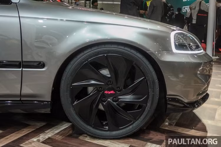 Bên sườn xuất hiện 2 nẹp màu đen bóng chạy theo chiều dài của thân xe. Trong khi đó, gương ngoại thất có thiết kế thanh mảnh và sắc sảo được dùng để thay thế loại nguyên bản. Riêng bộ vành hợp kim 17 inch của Honda Civic Cyber Night Japan Cruiser 2020 được bê từ mẫu xe Insight sang. Bộ vành này đi kèm 5 chấu có thiết kế hình lưỡi đao, được sơn màu đen, trừ logo Civic màu "hồng STI" ở giữa.