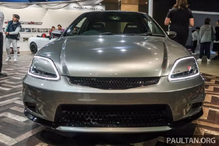 Bên ngoài, chiếc Honda Civic Cyber Night Japan Cruiser 2020 này vẫn mang kiểu dáng hatchback như Civic Type R thế hệ EK9. Tuy nhiên, Honda Civic Cyber Night Japan Cruiser 2020 trông công nghệ cao hơn nhờ hệ thống đèn LED trước/sau và màu sơn ngoại thất.