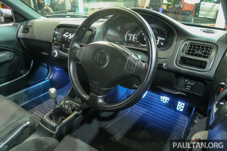 Nội thất trông khá cổ của Honda Civic Cyber Night Japan Cruiser 2020