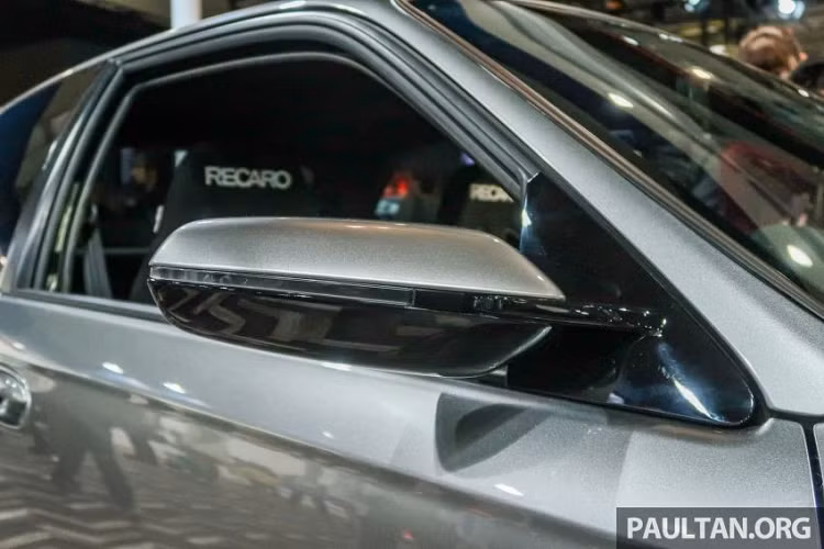 Trên đầu xe xuất hiện cản trước, lưới tản nhiệt và hốc gió mới. So với Civic Type R 1997, chiếc Honda Civic Cyber Night Japan Cruiser 2020 này được trang bị hốc gió hai bên góc cản trước sắc sảo và táo bạo hơn. Bên cạnh đó là một số chi tiết ốp ngoại thất màu đen bóng, tạo hiệu ứng tương phản cho xe, và viền LED bao quanh cụm đèn pha khá ấn tượng.