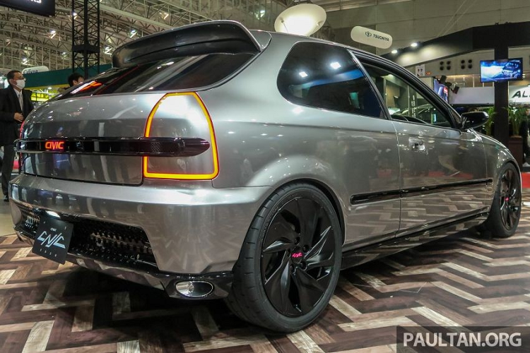 Chiếc Honda Civic Type R này đương nhiên đã được độ lại và đặt tên là Honda Civic Cyber Night Japan Cruiser 2020. Điều đặc biệt nằm ở chỗ, chiếc Honda Civic Type R đời cũ này không giữ lại thiết kế nguyên bản. Thay vào đó, hãng Honda đã thay đổi thiết kế của chiếc Civic Type R đời 1997 sao cho phù hợp với năm 2020.