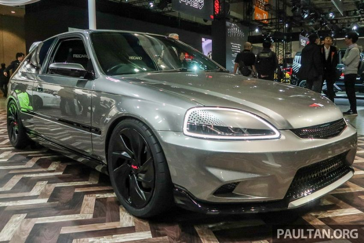 Mẫu xe Honda Civic Type R 2020 phiên bản nâng cấp là một trong những màn ra mắt bất ngờ nhất tại triển lãm Tokyo Auto Salon 2020. Thế nhưng, hóa ra, đây không phải là mẫu Honda Civic Type R duy nhất được trưng bày tại triển lãm này. Thay vào đó, bộ phận cung cấp phụ kiện độ xe chính hãng Honda Access (Modulo) còn mang đến chiếc Civic Type R thế hệ thứ 6 có tên mã EK9.