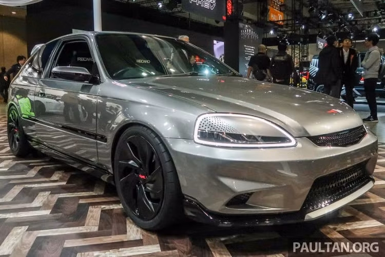 Mẫu xe Honda Civic Type R 2020 phiên bản nâng cấp là một trong những màn ra mắt bất ngờ nhất tại triển lãm Tokyo Auto Salon 2020. Thế nhưng, hóa ra, đây không phải là mẫu Honda Civic Type R duy nhất được trưng bày tại triển lãm này. Thay vào đó, bộ phận cung cấp phụ kiện độ xe chính hãng Honda Access (Modulo) còn mang đến chiếc Civic Type R thế hệ thứ 6 có tên mã EK9.