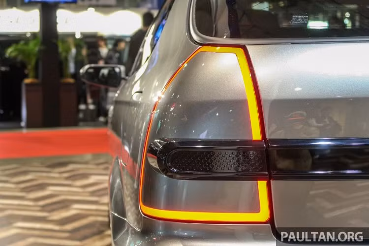 Trên cửa cốp còn có dải màu đen kéo dài hết chiều rộng của đuôi xe, ăn sâu vào đèn hậu, và đi kèm logo "Civic" phát sáng. Điều kỳ lạ là logo Civic trên cửa cốp sau có thiết kế khác với logo trên vành la-zăng và trong đèn pha. Trong khi đó, ống xả được chuyển góc cản sau.