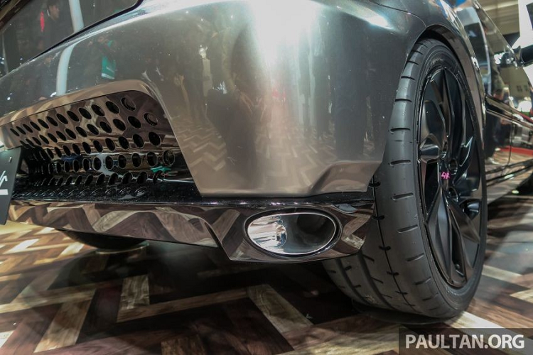 Bên trong Honda Civic Cyber Night Japan Cruiser 2020 là không gian nội thất theo phong cách của thập niên '90, được thể hiện qua 3 bàn đạp, cần số và ghế Recaro. Tuy nhiên, xe được bổ sung những trang bị hiện đại như màn hình cảm ứng chỉnh điều hòa hay bảng đồng hồ kết hợp analogue và kỹ thuật số lấy từ Honda S660.