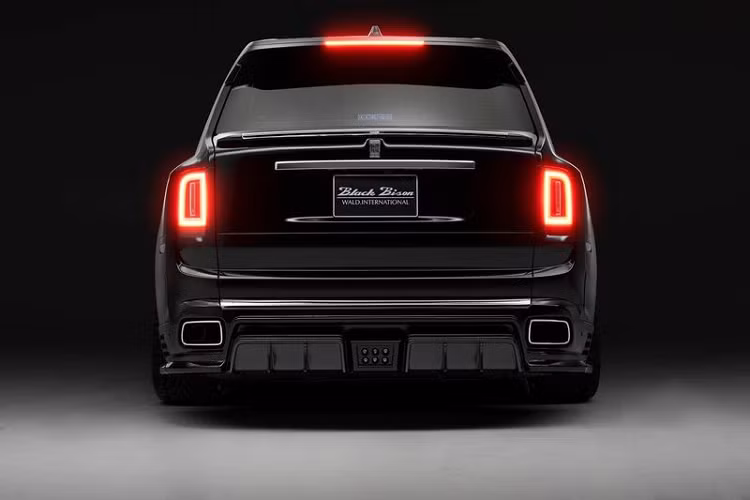 Hệ truyền động của Rolls-Royce Cullinan hạng sang vẫn được giữ nguyên, với cỗ máy tăng áp kép V12 6.75L sản sinh công suất 563 mã lực và mô-men xoắn cực đại 850 Nm, giúp Cullinan có thể tăng tốc từ 0 - 96 km/h trong hơn 5 giây trước khi cán tốc độ tối đa 250 km/h.
