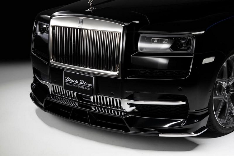 Rolls-Royce Cullinan độ Black Bison được sử dụng hình thức trang trí mạ crôm cho nhiều chi tiết khác quanh thân xe như nẹp sườn, các miếng ốp phía sau và hai đầu ống xả đa giác. Bộ khuếch tán mạnh mẽ, đèn phanh LED và cánh lướt gió gắn trên cửa sau càng khiến đuôi xe trở nên hầm hố hơn.