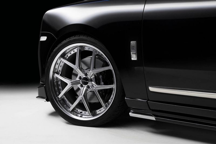Rolls-Royce Cullinan "cưỡi" trên bộ mâm đúc kích thước 10,5 × 24 inch phủ crôm sáng loáng, được hãng độ Nhật Bản sản xuất riêng cho Cullinan, kết hợp cùng hệ thống treo tinh chỉnh giúp hạ thấp gầm xe, biến chiếc SUV Anh Quốc trông như thể một siêu wagon đắt tiền hơn.