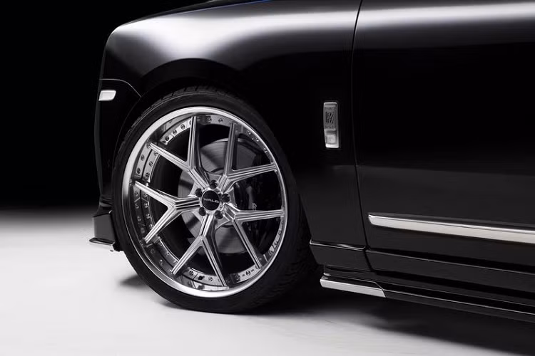 Rolls-Royce Cullinan "cưỡi" trên bộ mâm đúc kích thước 10,5 × 24 inch phủ crôm sáng loáng, được hãng độ Nhật Bản sản xuất riêng cho Cullinan, kết hợp cùng hệ thống treo tinh chỉnh giúp hạ thấp gầm xe, biến chiếc SUV Anh Quốc trông như thể một siêu wagon đắt tiền hơn.