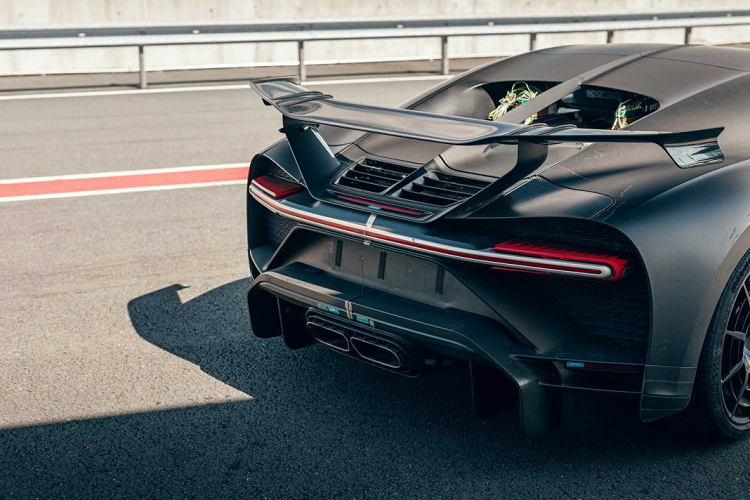 Những thử thách liên tiếp tại đây không chỉ cung cấp cho Bugatti những đánh giá khách quan nhất về sự phản hồi của khung gầm và hệ thống lái của Chiron Pur Sport mà còn cho đội ngũ của Bugatti thấy được những phản hồi của hộp số và lốp của chiếc xe trên đường đua.