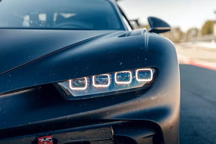 Trưởng bộ phận khung gầm của Bugatti, ông Jachin Schwalbe chia sẻ: “Với hệ thống treo hình học mới cùng lốp Michelin mềm hơn, cánh gió lớn và nhiều lực bám đường, mỗi lần thoát cua của Chiron Pur Sport sẽ tràn đầy tốc độ”. Cứ sau một vài vòng chạy, các kỹ sư của Bugatti sẽ xem qua những dữ liệu mà họ có được trong lúc chiếc xe nằm nghỉ bên trong garage.