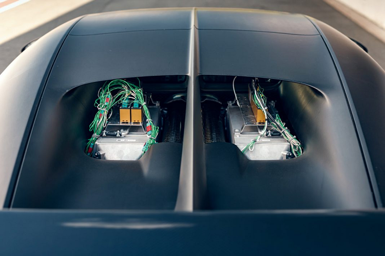 “Điều này rất quan trọng cho quá trình phát triển vì Chiron Pur Sport được thiết kế để có hiệu suất tối đa và khả năng ôm cua”, Stefan Ellrott, Trưởng phòng phát triển của Bugatti cho biết. “Với Chiron Pur Sport, chúng tôi đang theo đuổi một phương pháp phát triển tối tân và triệt để hơn. Nó sẽ là chiếc xe hoàn hảo cho tất cả những tay thích vào cua ở giới hạn của xe và muốn cảm thấy kết nối với đường đua”.