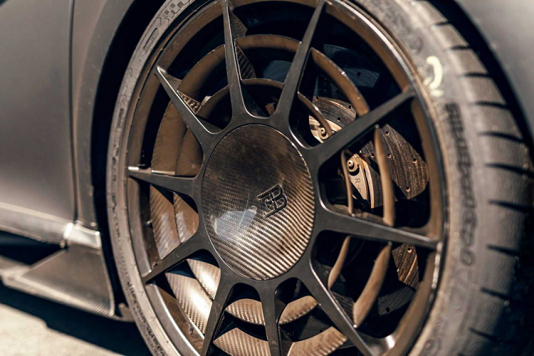 Địa điểm mà Bugatti lựa chọn để thử nghiệm lần này là đường đua Bilster Berg, tọa lạc tại rừng Tentoberg, Đức. Đường đua này được coi là một nơi thích hợp để thử nghiệm chiếc xe khi có 9 khúc cua phải, 10 khúc cua trái và gần năm mươi lần lên xuống dốc kéo dài 4,274 km.