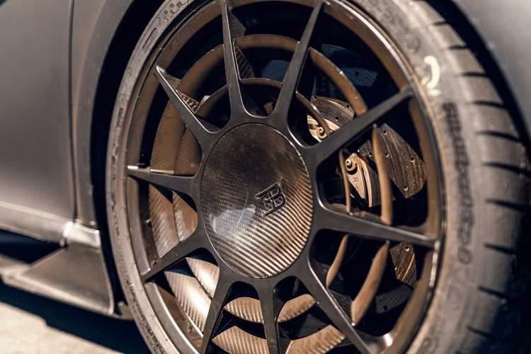 Địa điểm mà Bugatti lựa chọn để thử nghiệm lần này là đường đua Bilster Berg, tọa lạc tại rừng Tentoberg, Đức. Đường đua này được coi là một nơi thích hợp để thử nghiệm chiếc xe khi có 9 khúc cua phải, 10 khúc cua trái và gần năm mươi lần lên xuống dốc kéo dài 4,274 km.