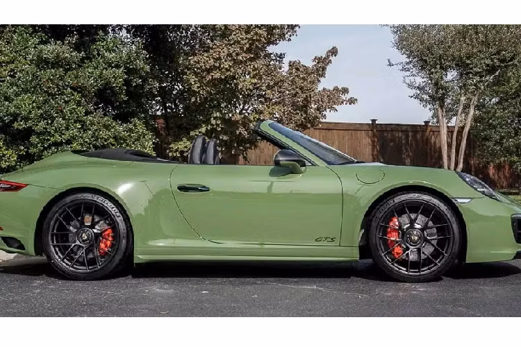 Tuy nhiên một đại lý tại Mỹ đang mở bán mẫu xe tương tự trong màu sơn xanh Olive được đặt hàng thông qua bộ phận cá nhân hóa Exclusive Manufaktur của hãng xe Đức.