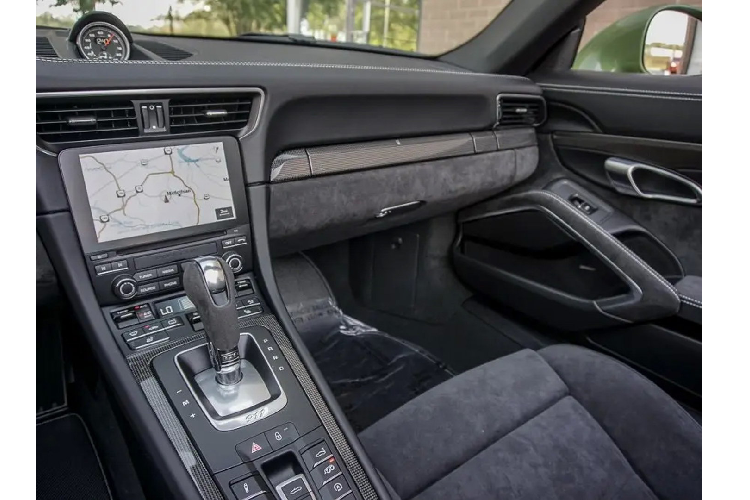 So với phiên bản tiêu chuẩn của 911 Carrera GTS, giá của nước sơn trên rơi vào mức 17.000 USD (tương đương 396 triệu). Trong khi đó nếu khách hàng muốn một phiên bản trầm tính hơn GTS, 911 Carrera thế hệ mới đang có giá thấp hơn 50.000 USD.