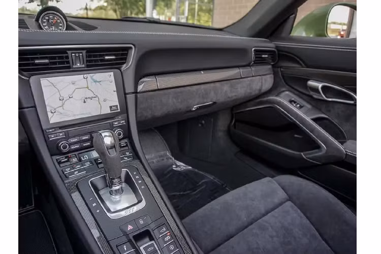 So với phiên bản tiêu chuẩn của 911 Carrera GTS, giá của nước sơn trên rơi vào mức 17.000 USD (tương đương 396 triệu). Trong khi đó nếu khách hàng muốn một phiên bản trầm tính hơn GTS, 911 Carrera thế hệ mới đang có giá thấp hơn 50.000 USD.