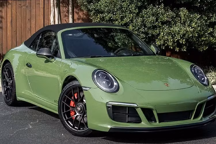 Một trong những biến thể được chú ý nhất của dòng siêu xe Porsche 911 Carrera thế hệ thứ 8 ra mắt vào năm ngoái phải kể đến đó là phiên bản mui trần hiệu suất cao Carrera GTS. Chính thiết kế thể thao, trang bị nội thất hiện đạo cùng khả năng vận hành vượt trội, nhất là ở bản hiệu suất cao GTS, khiến cái tên Carrera GTS trở thành chiếc xe mơ ước của nhiều người và hiếm khi xuất hiện trên thị trường xe cũ.