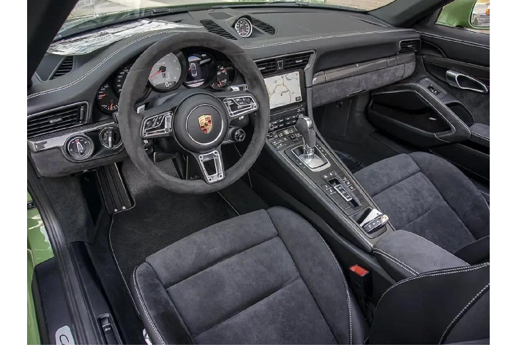 Chiếc mui trần thể thao khoác lên mình màu sơn xanh dạng latte với các điểm nhấn màu đen xung quanh, kẹp phanh màu đỏ. Nội thất của xe được trang trí theo phong cách GTS, sử dụng chất liệu da đen và vải Alcantara với chỉ khâu màu trắng.