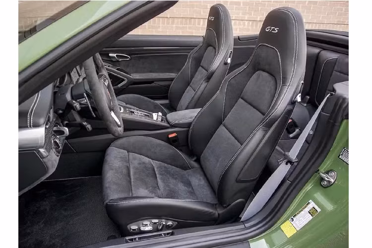 Cung cấp sức mạnh cho 911 Carrera GTS là động cơ sáu xi-lanh thẳng hàng, dung tích 3,8 lít, sinh công suất 450 HP và momen xoắn cực đại 550Nm. Sức mạnh gửi tới bánh sau thông qua hộp số tự động PDK. Với gói trang bị kích hoạt tính năng Sport Chrono, chiếc mui trần chỉ mất 3,6 giây để tăng tốc từ 0-100km.h và sẽ tiếp tục tăng cho tới mức tới đa 307 km / giờ.