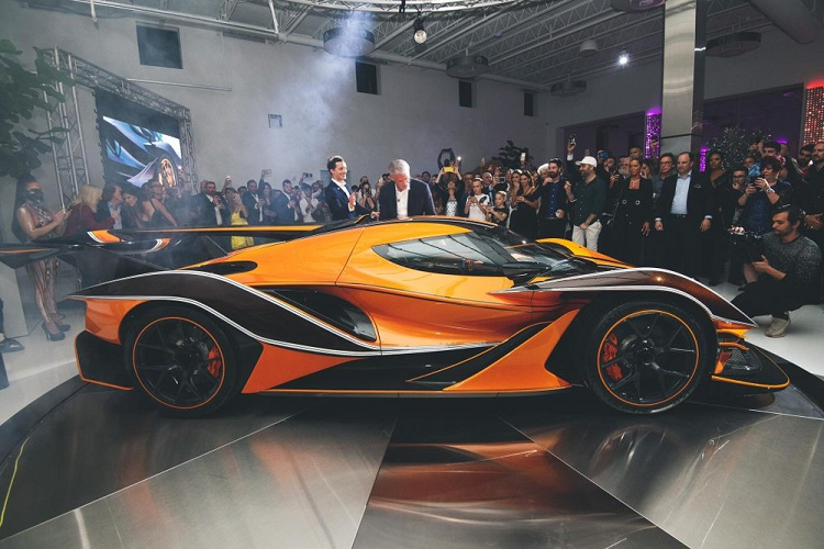 Hãng Apollo cho hay, bí quyết để "giảm cân" cho siêu xe triệu đô Intensa Emozione nằm ở bộ khung liền thân bằng sợi carbon nhẹ. Thêm vào đó là hệ thống treo lấy cảm hứng từ xe đua và hệ thống phanh carbon-gốm do hãng Brembo sản xuất.